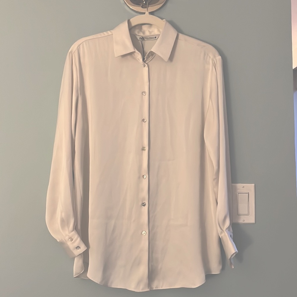 White satin Zara blouse. NEW. Size XS